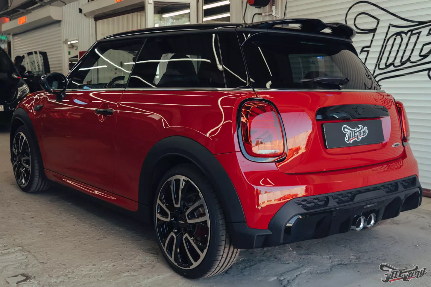 Оклейка Mini John Cooper Works глянцевым полиуретаном, наклейки на кузов, комплексная шумоизоляция, установка новых дисков, керамика дисков и суппортов